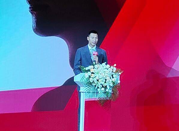 一向以来，联邦查询拜访局副局长卡特（西德尼·波蒂埃 Sidney Poitier 饰）和俄国谍报官瓦伦蒂娜（戴安·维诺拉 Diane Venora 饰）都在追击一位十分危险的监犯，他手持高杀伤性化学兵器，精晓电脑和变装术，个性奸刁又残暴，是要挟到世界和平的重年夜隐患，他乃至连名字都没有，人送代号“虎豹”（布鲁斯·威利斯 Bruce Willis 饰）。                                  　　在屡战屡败的晦气态度之下，卡特和瓦伦蒂娜决议动用手上的“奥秘兵器”——一名曾和虎豹交过手的被囚杀手莫昆（理查·基尔 Richard Gere 饰）。在经验丰硕的莫昆的帮忙下，卡特一行人可否顺遂捕捉虎豹呢？对莫昆来讲，前路上又有如何的危险在期待着他呢？